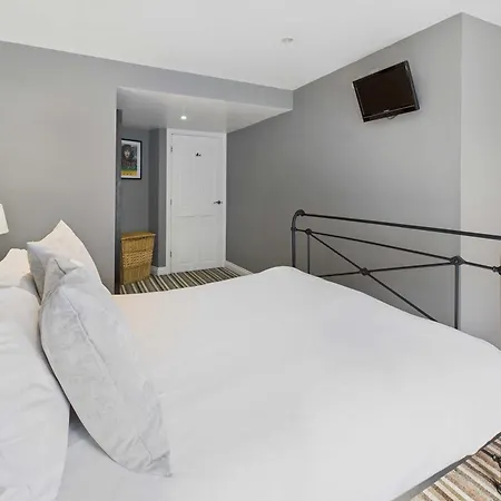 Host & - Luna Staithes