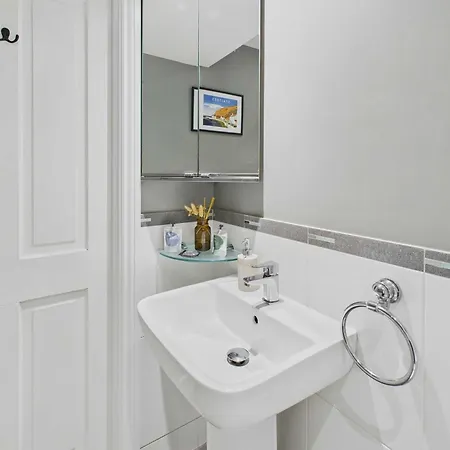 Host & - Luna * Staithes