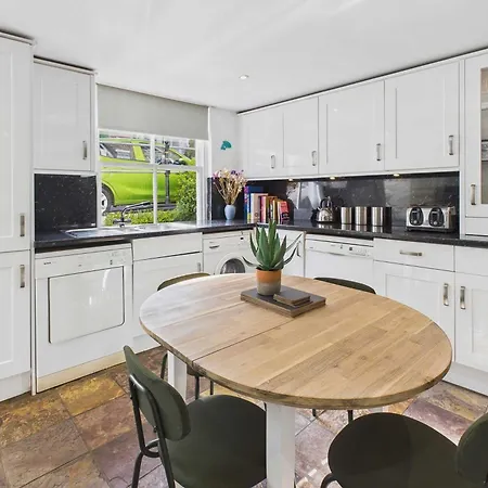 Host & - Luna * Staithes