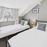 Host & - Luna Staithes